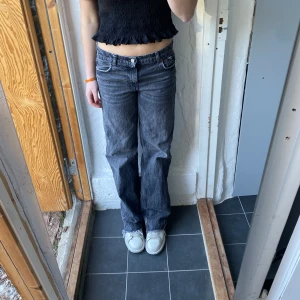 Gråa lowaist zara jeans stl: 38 - Gråa lowaist Zara jeans i storlek 38 💓📦
