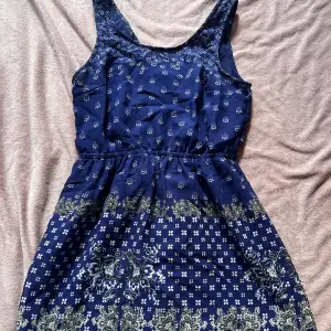 Blå klänning med söt mönster 