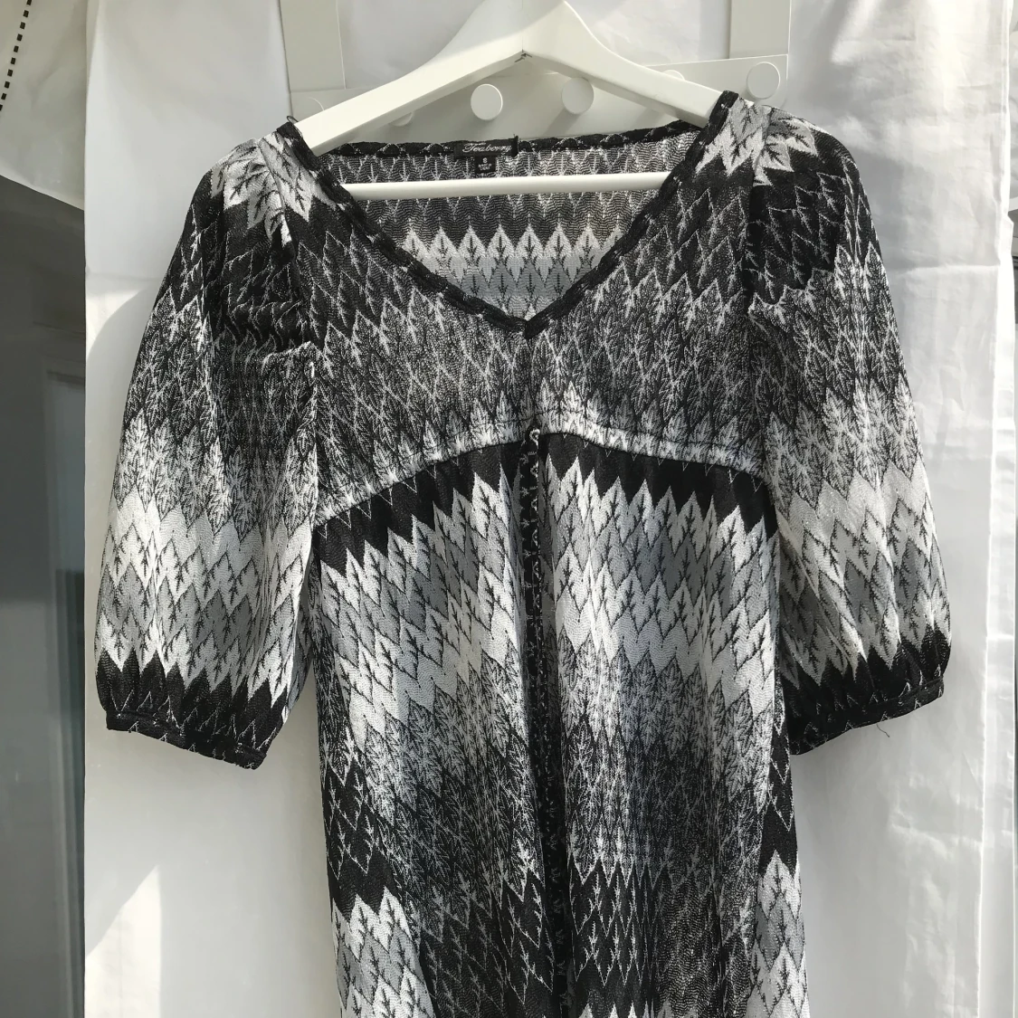 Grå mönstrad klänning