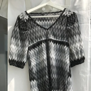 Grå mönstrad klänning - Grå mönstrad klänning inhandlad i Australien. Kan även användas som topp. Strl 8 enligt lapp, men som XS eller S. 