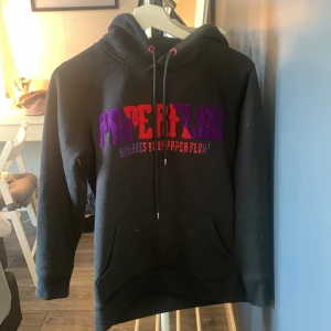 Hoddie  - En hoddie som jag har använt några gånger jag säljer de för att den inte är min stil 