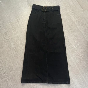 Maxi jeanskjol - Lång jeanskjol i strl 34 i bra skick :) Kommer med matchande skärp 