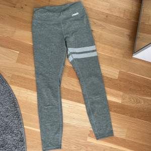 Ett par skitsnygga stronger tights använda få gånger, pga. för korta till mig :(  Färgen är en blandning mellan grå och grön. Originalpris mellan 500 och 600❤️