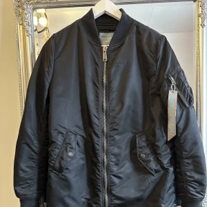 Alpha industries lång bomber - Lång bomberjacka från alpha industries i storlek xs. Jackan är använd fåtalet ggr