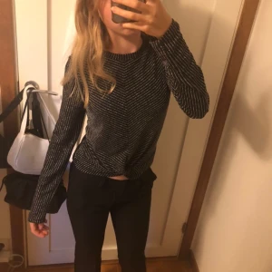 Glittrig Festtopp - Säljer denna as snygga festtoppen som är perfekt för nyår eller annan fest💖