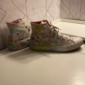 Converse limited edition - Säljer dessa limited edition Converse, användna och smutsiga vet ej om missfärgningen försvinner. Köpta i USA. 