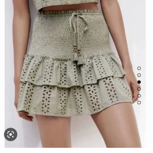 Säljer en till sånhär grön kjol från Zara - Storlek M