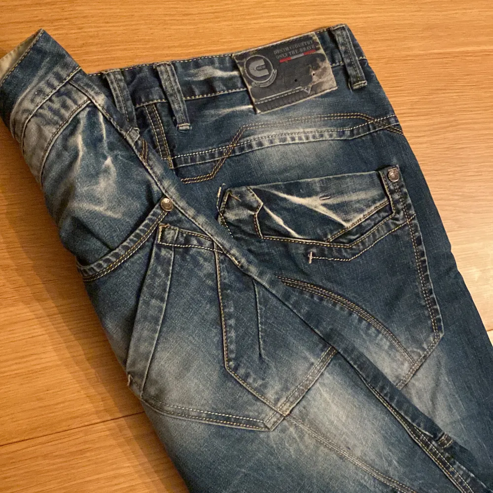 Ett mörkblått par jeans med extremt snygg wash och detaljer. Extra fickor vid låren, snygga distressed bakfickor och längs hela året finns tydliga sömmar. Ganska långa! W34/L34 (Men känns lite mindre om jag ska vara ärlig) Skriv om det finns frågor :). Jeans & Byxor.