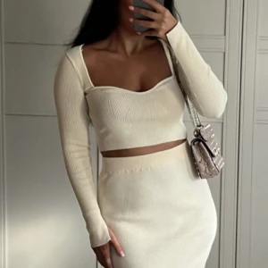 Topp från zara med slits vid ärmen - Säljer denna toppen från zara på grund av att den inte kommer till användning längre. Toppen har slits vid ärmarna och sitter så fint🤍