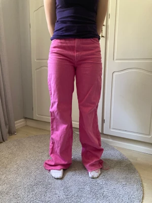 Zara jeans  - Säljer nu dessa jeans i från zara i grön och rosa, då de ej kommer till användning. Dom är knappt använda. 200st eller båda för 350 kr💚💗