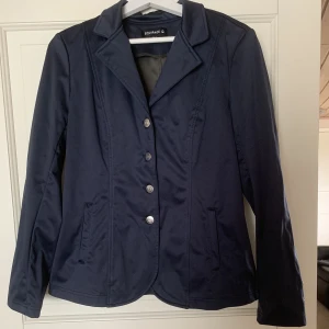 Tävlingskavaj storlek 42 - Tävlingskavaj för ridning storlek 42, från equipage, marinblå