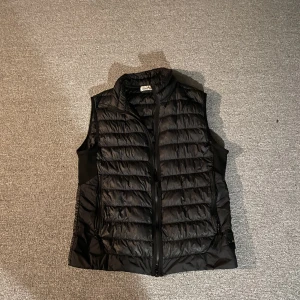 Stone island väst -  [Priset ej hugget i sten, öppen för byten] Nypris:5500kr Inga hål eller andra märken