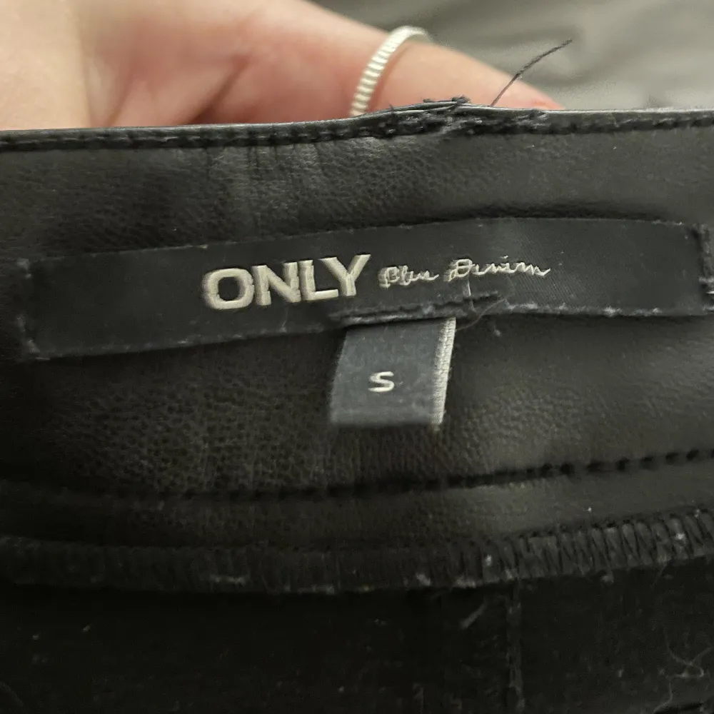 sköna och snygga Ankellånga skinnbyxor från Only, köpta på nelly.💕 säljer pga för små skick: 9/10. Jeans & Byxor.