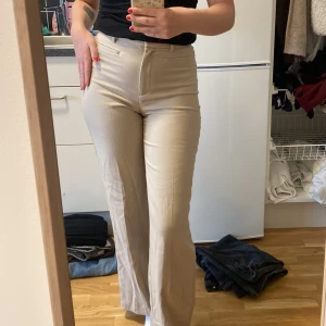 Beiga kostymbyxor  - Beiga kostymbyxor från monki. 