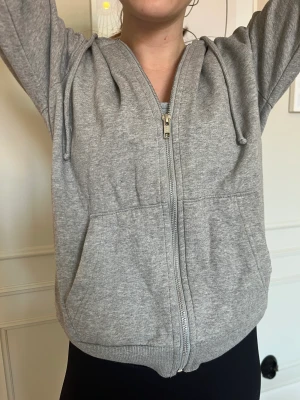 Grå hoodie  - Grå hoodie med dragkedja 