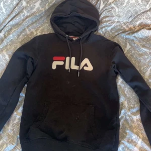 Fila hoodie - Fila hoodie i strl xs men sitter som s. De finns smuts fläckar på den men d får bort i tvätten. Tvättar den såklart innan jag postar.