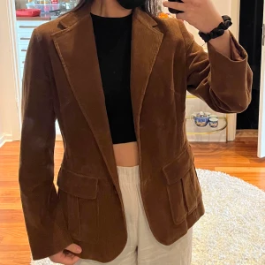 Brun kort Kappa - En kappa som är kort med fickor 