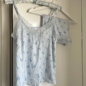 Pyjamas set - Pyjamas set i satin, linne med matchande shorts. Aldrig använt då setet är i för liten storlek för mig. Skulle ev kunna passa för srl S också! Pga oseriösa köpare så finns setet kvar, kan skicka fler bilder om önskas🌸