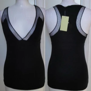chic snygg svart topp - (kan ej skicka fler bilder eller hur den ser ut på) storlek S. helt ny & oanvänd. möts i stockholm eller fraktar ☺️