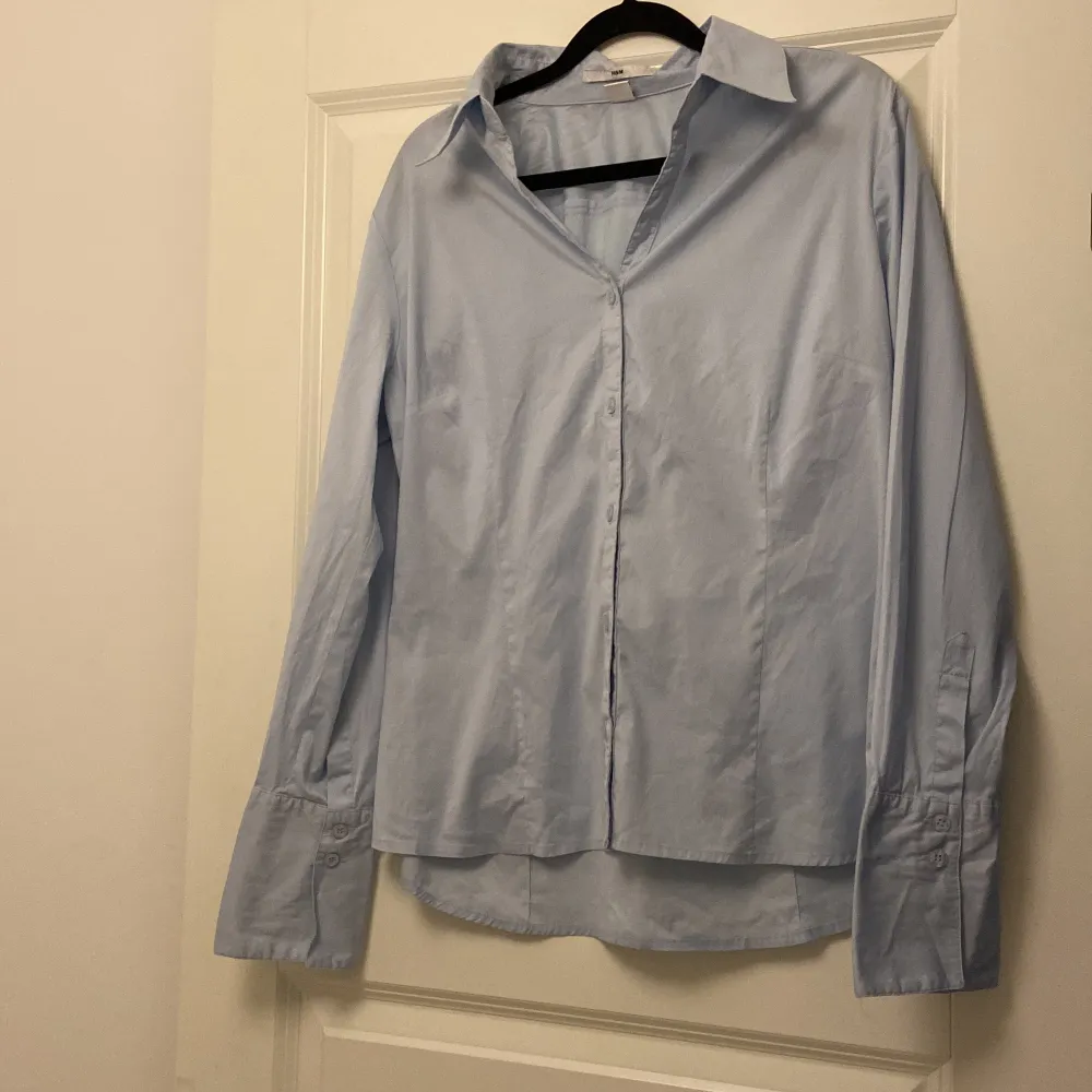 En jättefin blå vanlig skjorta från hm! i bra skick! 👔 Passar även mindre storlekar då den blir oversized! 💫. Puserot.