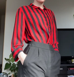 Randig skjorta - Tunn och luftig. Storlek 40 men passar löst på mig som brukar ha 34-36.