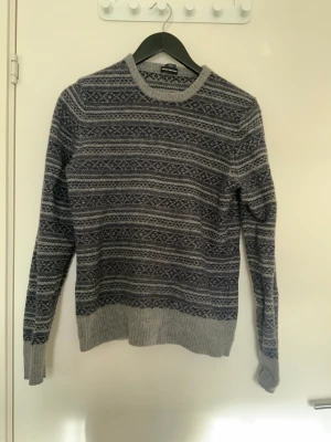 Stickad tröja - Fin grå ulltröja. Jag på bilden är storlek S/M. Hör av dig om du har några frågor 🥰