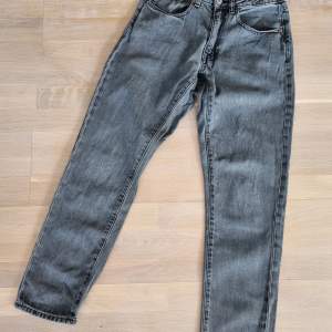 Snygga jeans från Carlings Vailent. Storlek XS, fint skick, hittar inga slitningar.  Modellen heter VD skate denim pant.