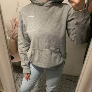 Nike hoodie i mycket bra skick🤩är en XL i barnstorlek, men passar bra på mig som vanligtvis bär XS/S🤗