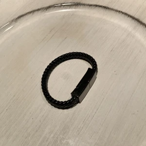 Armband - Armband helt nya 100kr styck. Har 8st att sälja. iPhone laddare! 