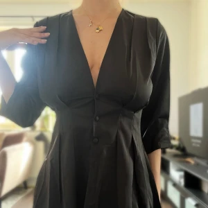 Figursydd blus - Söt svart blus från Jo Charline, aldrig använd med prislappen kvar!