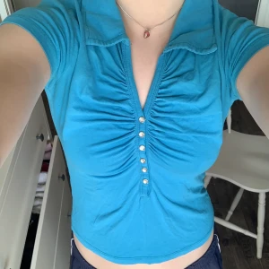 Superfin topp - Turkos fin topp med silvriga knappar. Somrig.