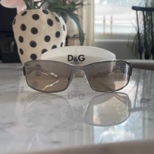 Säljer gammal D&G solglasögon för att dom inte används längre. Har ej kvitto. Bra skicka. Dom är köpta för 2500kr säljer för 400kr. Kommer med ett fodral och duk för att rengöra dom. 