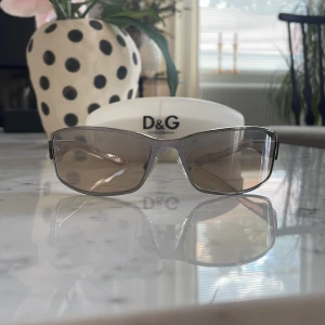 D&G solglasögon  - Säljer gammal D&G solglasögon för att dom inte används längre. Har ej kvitto. Bra skicka. Dom är köpta för 2500kr säljer för 400kr. Kommer med ett fodral och duk för att rengöra dom. 