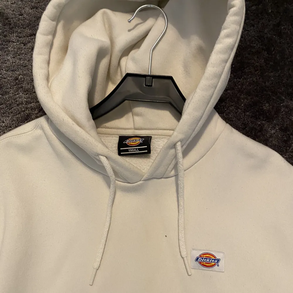 Säljer en vit Dickies Hoodie som är i gott skick och sparsamt använd. . Hoodies.