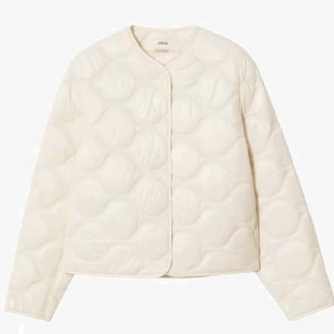 Mango jacka  - Säljer min vita mangojacka då den inte kommer till användning💕 storlek 1XL, men skulle säga att den sitter som en S/M beroende på hur man vill att den ska sitta.  Kan tänka mig att sänka priset vid snabb affär