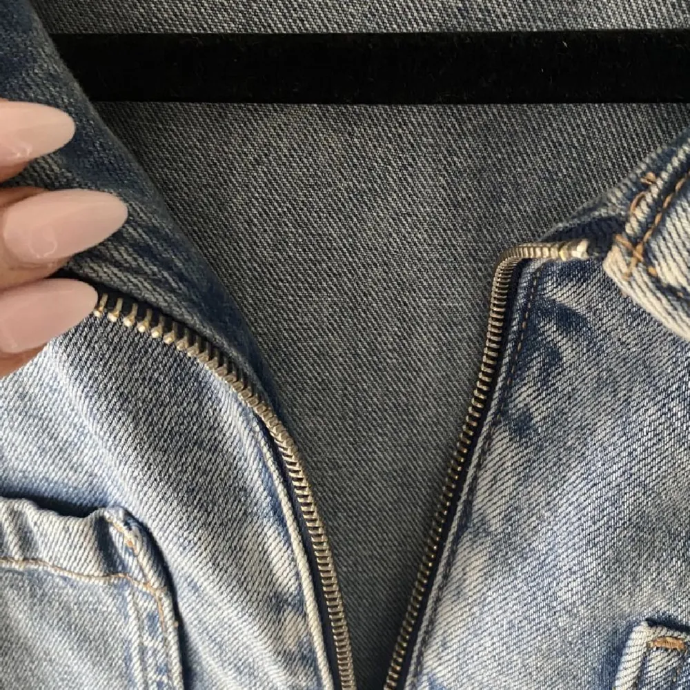 Så snygg jeansjacka från Mango, lånade bilder men jackan är helt i nyskick och aldrig använd!❤️Nypris 400kr. Jackor.