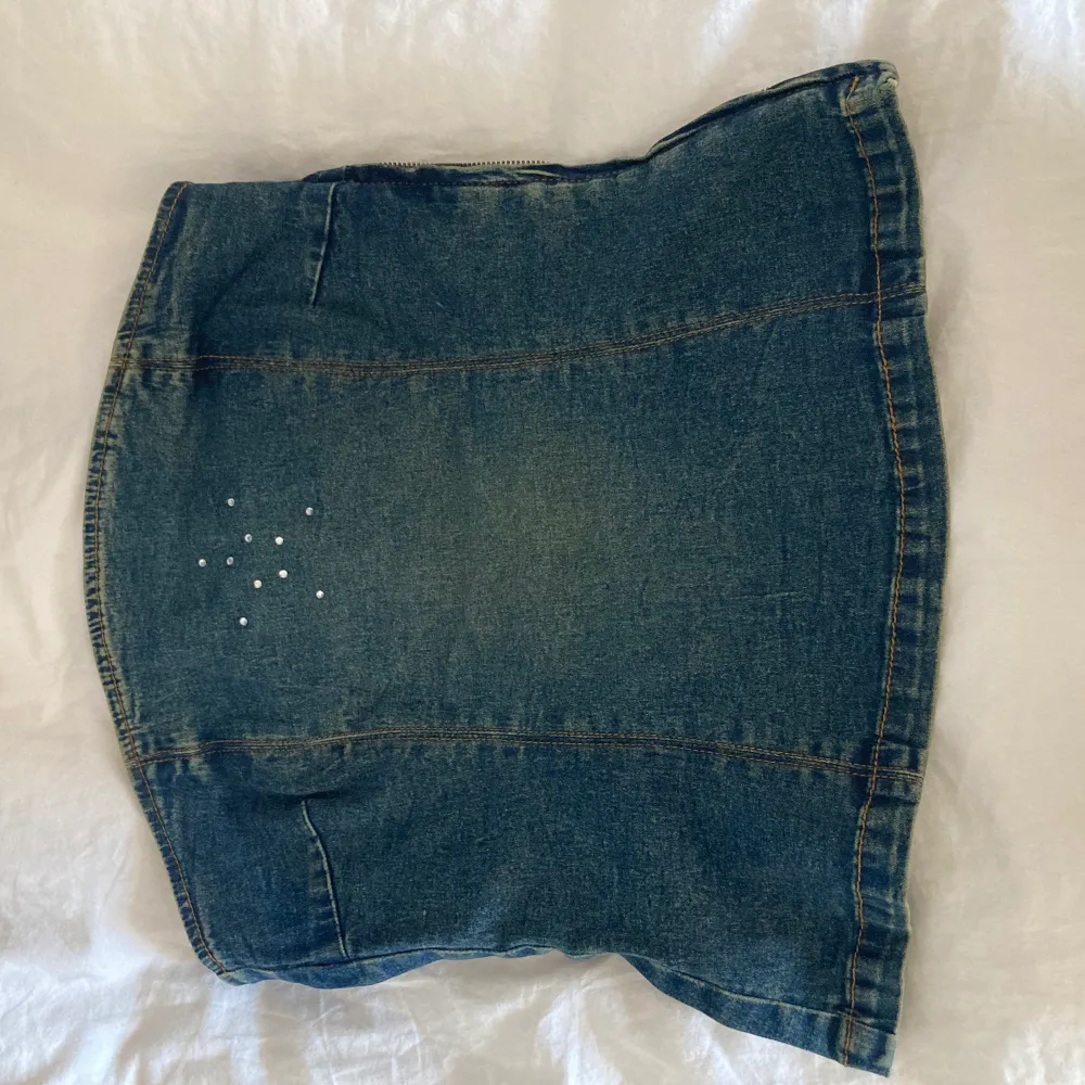 Tubtopp i jeans:) Väldigt söt men inte riktigt min stil längre, dragkedja på sidan och lite fina stenar i mitten:)💗💗. Toppar.