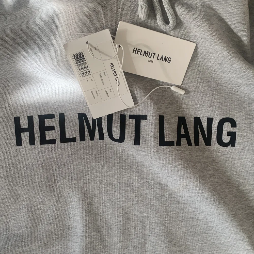 Helmut Lang hoodie med snygg passform, det är storlek M men sitter lite större, väldigt bra skick och inga defekter, nypris 3200kr, hör av er vid frågor!. Hoodies.