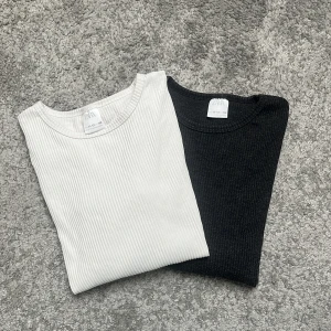 Svart & vit zara tröja  - Två stycken fina ribbade tröjor från Zara som är använda ett fåtal gånger💛de är dock för små för mig i armarna men sitter fint runt midjan❣️om man köper båda kan man få de för 90 kr💘