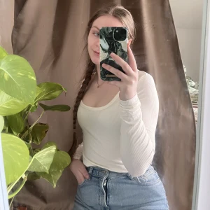 Långärmad basictröja - Långärmad vit tröja från Forever21. Helt oanvänd. 95% viskos, 5% elastan. Väldigt skönt och mjukt material 🌸