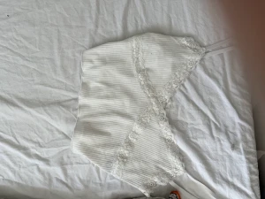 Top - Jättegullig Top från SHEIN storlek S jätte fin vit Top med spätts jag älskar den här men den är för kort för mig och jag är 169 cm❤️🫶🏻