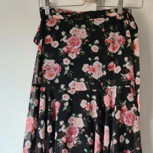 Blommig omlottkjol från bikbok - Medellång kjol med omlott, knyt o dragkedja i midan. Ancänd 1-2 ggr