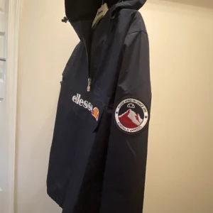 Jacka - Säljer marinblå anorak jacka då jag växt ur den. Sparsamt använd och plagget är i mycket gott skick (som helt ny). Mycket bra pris som  kan diskuteras ytterligare!