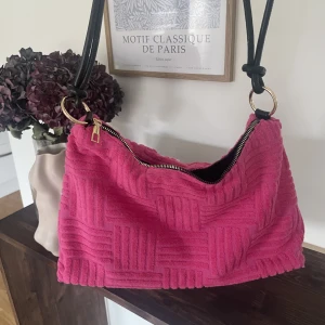 Söt rosa väska - Säljer mina fina rosa väska som aldrig kommit till användning. Den är stor och rymlig du får plats mer nästan halva livet i den! Älskar färgen men den tar bara plats nu