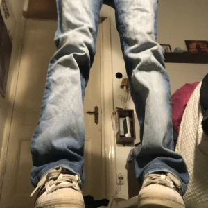 Y2k jeans - Super söta lågmidjade bootcut jeans💖Midjan har ett resårband vilket gör dom super bekväma och man kan reglera storleken 💖dma för fler bilder💗 kan mötas upp eller frakta (köparen står för frakt)💓