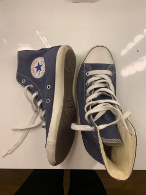 Blåa Converse  - Säljer mina converse som knappt kommit till användning. Lite tecken på slitage längst fram. Fina nu inför sommaren! Köparen står för frakten🌸
