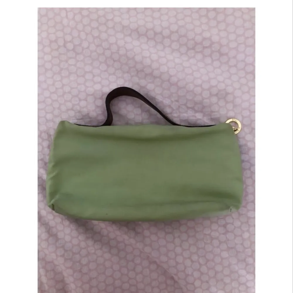 Mindre longchamp handväska, höjd 13 cm bredd 22 cm i en jättefin grön färg 💚. Väskor.