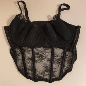 Korsett topp - En superfin korset topp som man kan ha under sommaren eller på olika fester (BUDGIVNINGEN ÄR INTE AVSLUTAD )