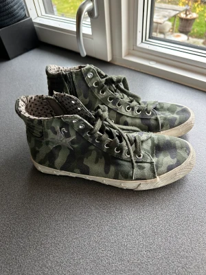 Sneakers - Converse liknande sneakers i så coolt kamouflage mönster!