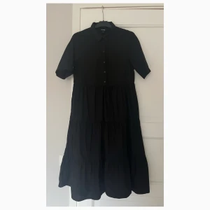 Svart midi klänning - Svart midi klänning från Monki💕 endast använd ett fåtal gånger! Storlek S🩷